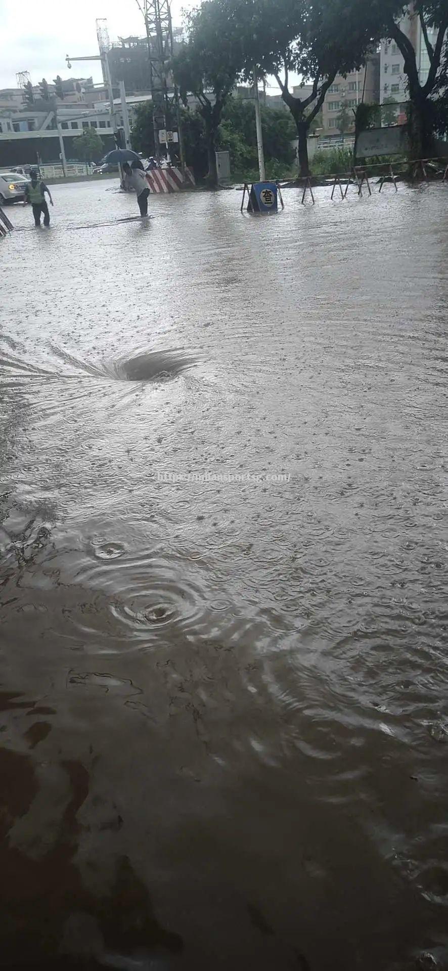 雷雨中比赛进行，场面战略紧张